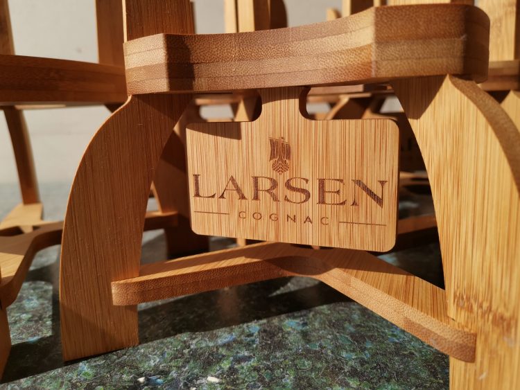 CNC fræset og lasergraveret flaske holder displays i bambus. Lavet til Larsen Cognac. Nærbillede af lasergraveringen