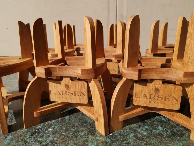 CNC fræset og lasergraveret flaske holder displays i bambus. Lavet til Larsen Cognac. Flere stykker set fra forsiden.