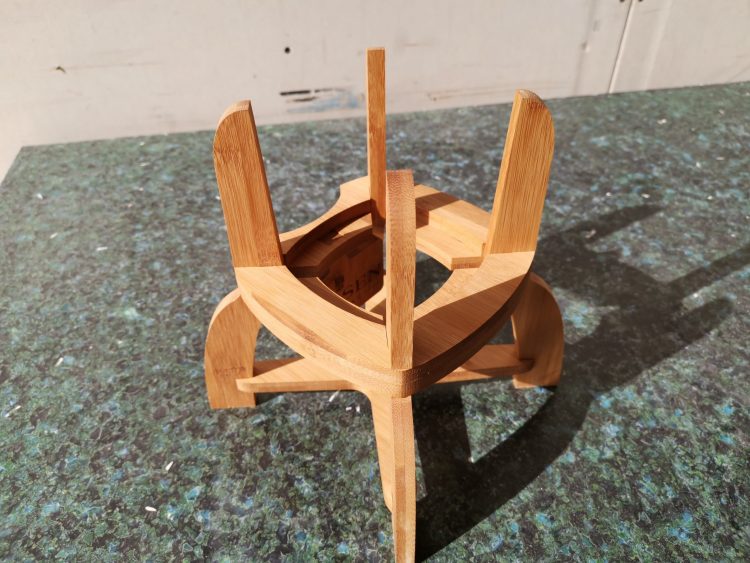 CNC fræset og lasergraveret flaske holder display i bambus. Lavet til Larsen Cognac. Set fra toppen