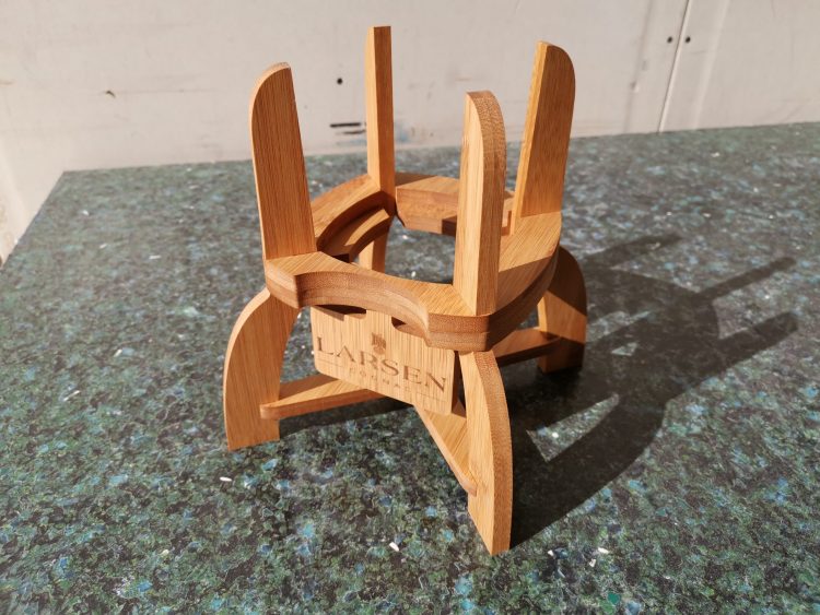 CNC fræset og lasergraveret flaske holder display i bambus. Lavet til Larsen Cognac