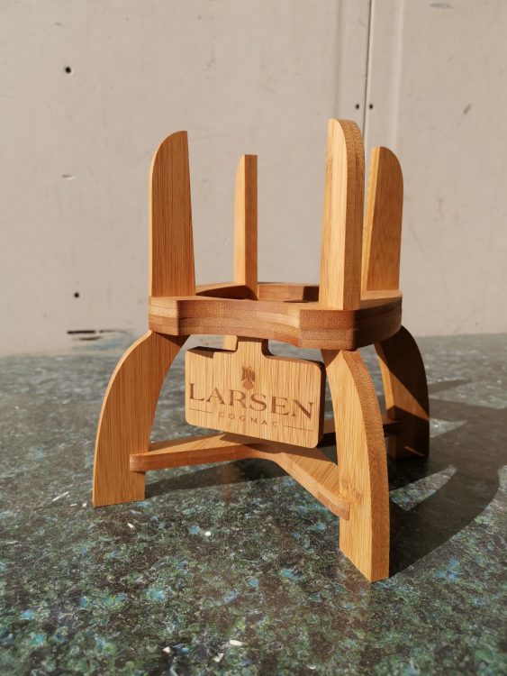 CNC fræset og lasergraveret flaske holder display i bambus. Lavet til Larsen Cognac. Set fra forsiden