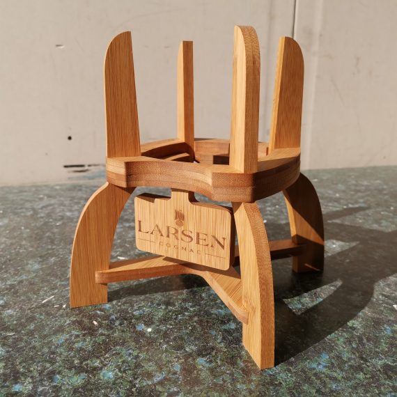 CNC fræset og lasergraveret flaske holder display i bambus. Lavet til Larsen Cognac
